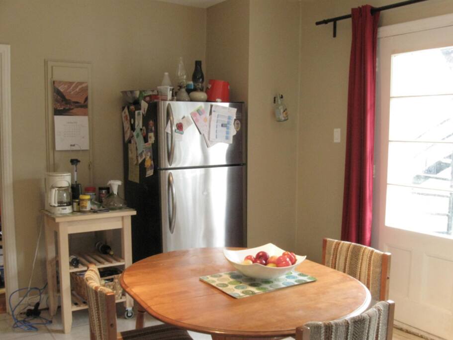 Kitchen, with door to backyard
Cuisine, et la sortie à la arrière cour