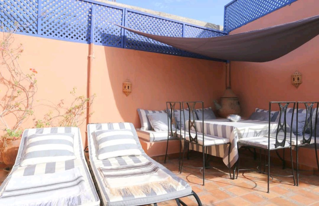 Espace de vie ou salon de Dar Zouina, ambiance lounge et mobilier confortable
