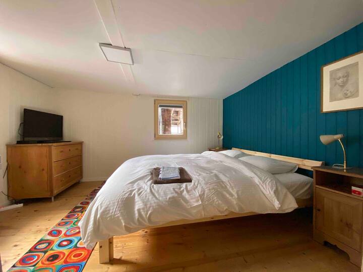 Dormitorio en planta baja (cama de matrimonio de 160 cm), TV por cable. 