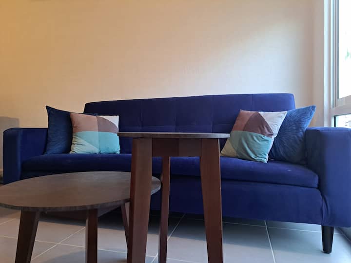 Kitanda kipya na kizuri cha sofa.