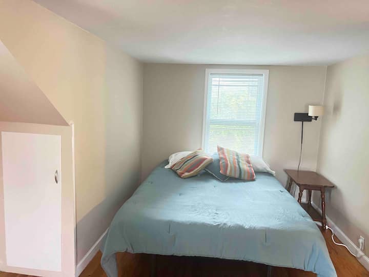 მე-2 სართულის საძინებელი №2 კომპიუტერის მაგიდით. 