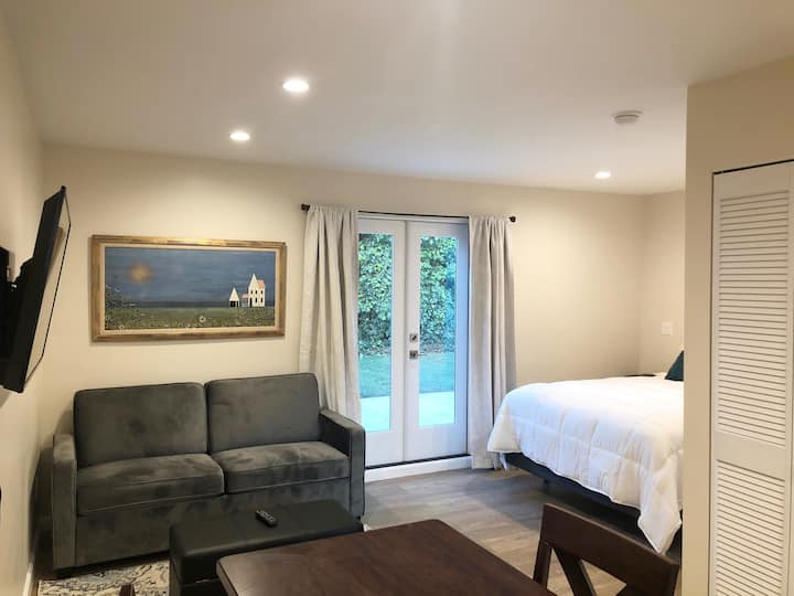 Well Appointed Guest Studio, Private Patio, Yard - Los Angeles, CA