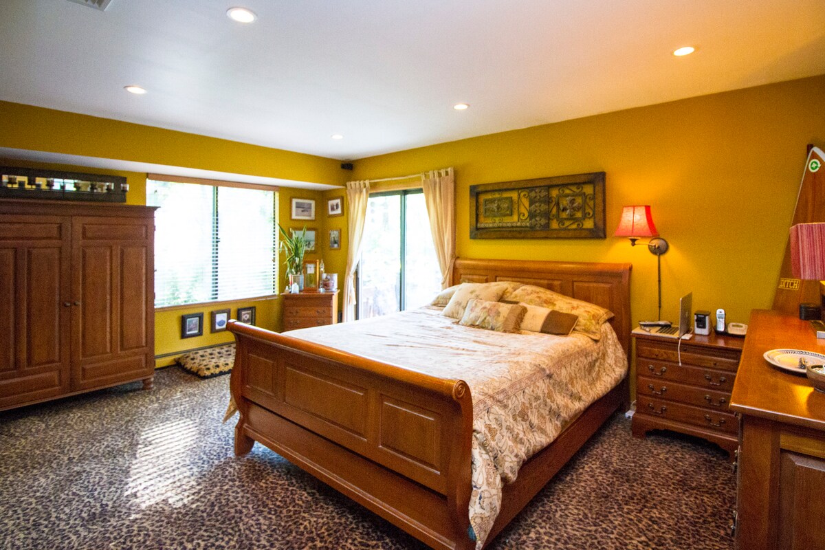 Пространа, но сепак удобна главна спална соба