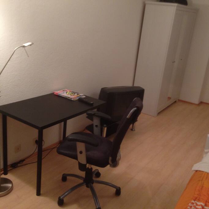 Arbeitsplatz/Fernseher/Schrank