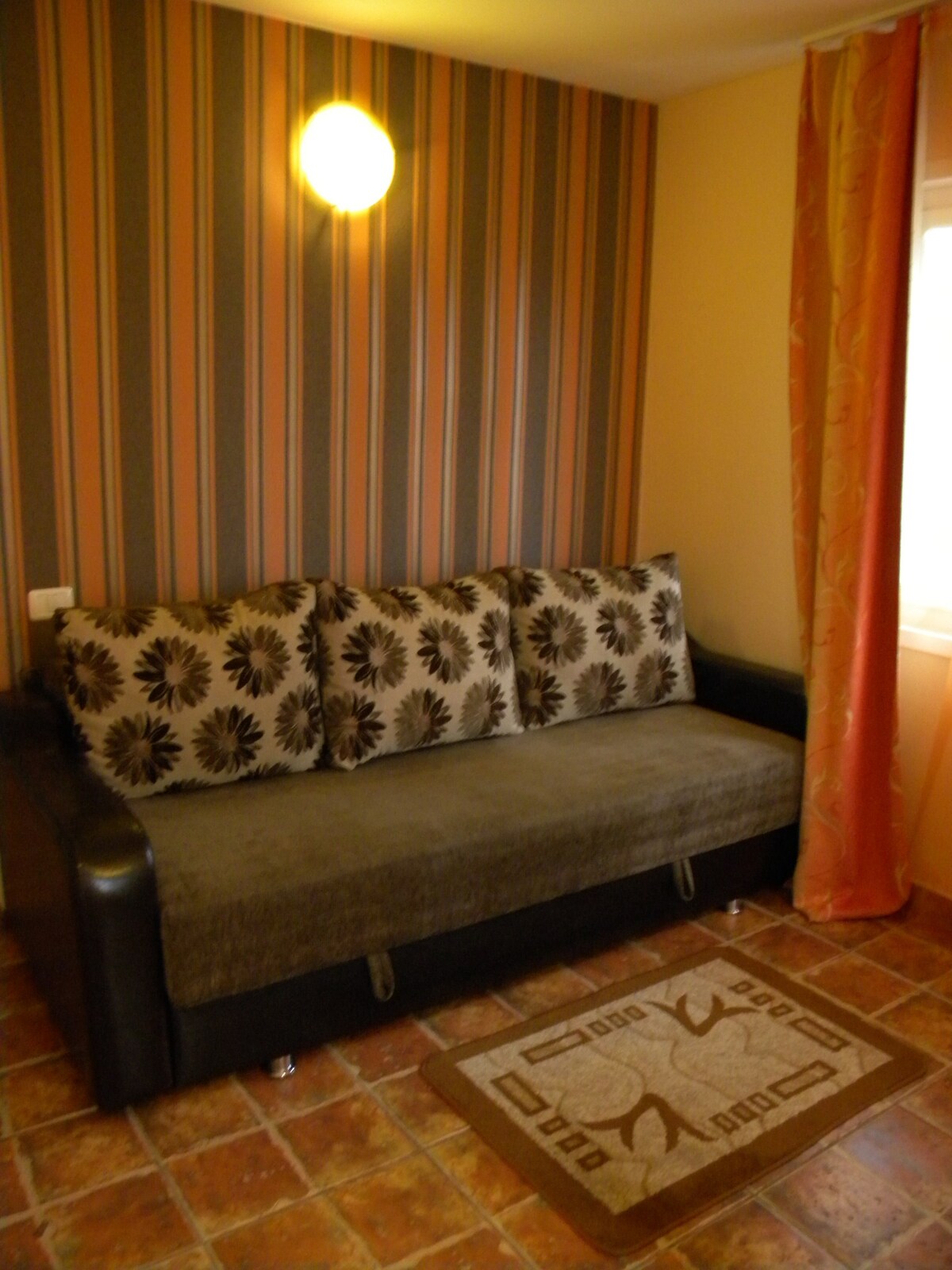 Veliki kauč u dnevnom boravku.