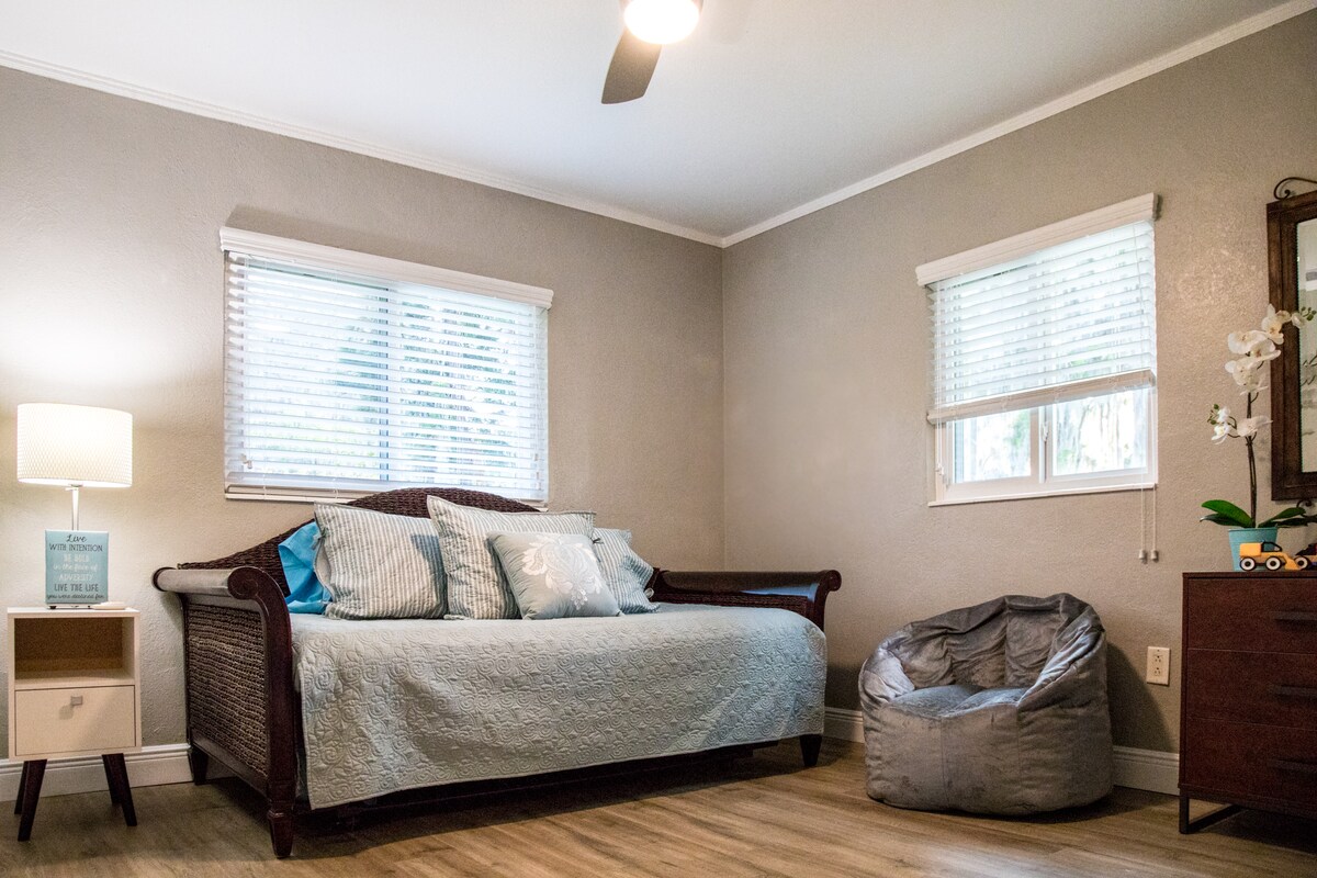 ห้องนอนที่ 3 มีเตียงนอนเล่นพร้อมเตียงแฝด 2 เตียงเก้าอี้บีนแบ็กสบายๆและมีพรมสำหรับเด็กที่เราจะวางพร้อมของเล่นไว้ให้เมื่อเด็กๆมากับคุณ