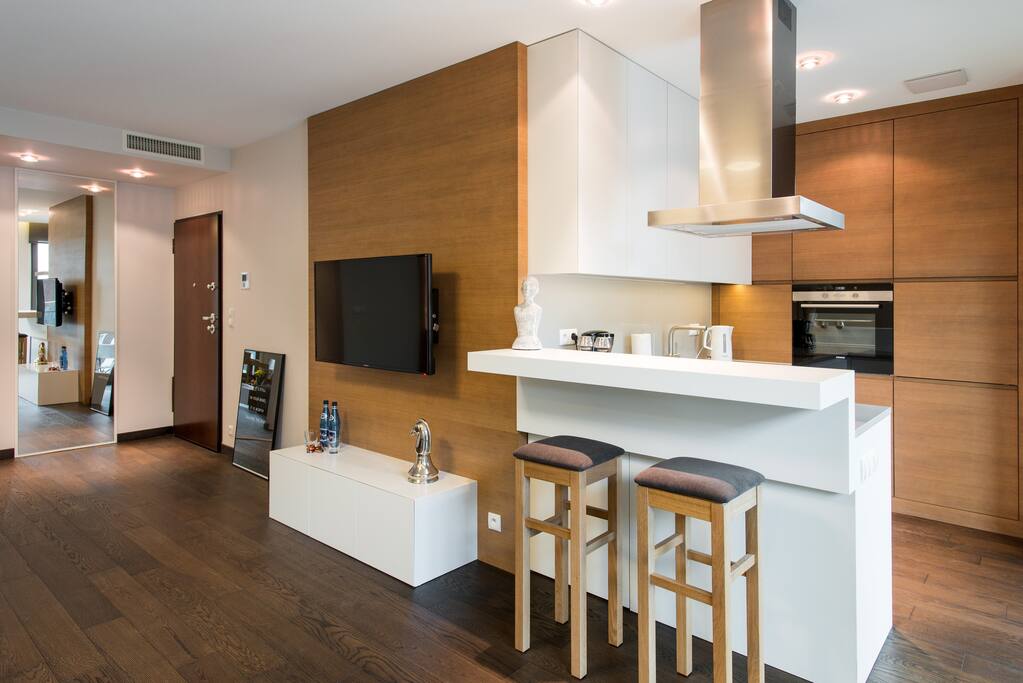 Kitchen with drink bar