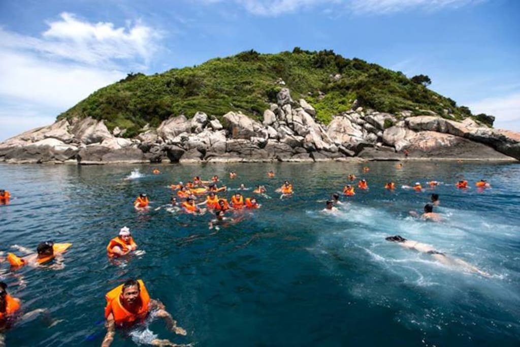 Island Cu Lao Cham - You can rolling and see the coral