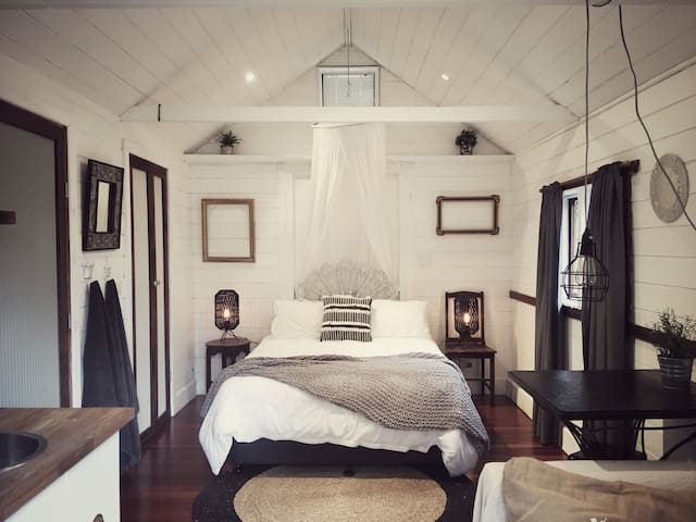 Quaint & Rustic in The Village