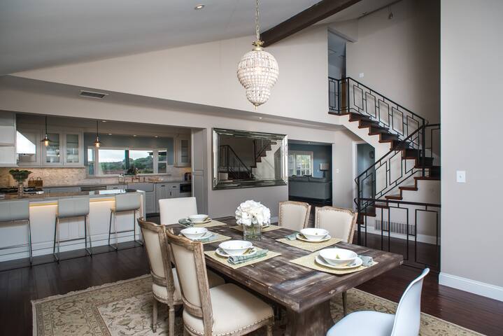 Modern Family Home w/ Great Loc. & Comfy Beds gallery image 5