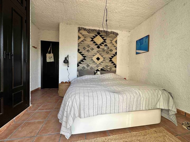 Hlavná spálňa s klimatizáciou, skriňami, výhľadom na bazén a posteľou 165 x 200 cm