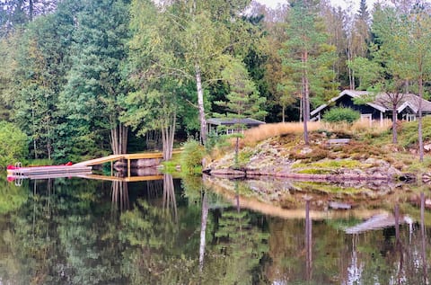 Large cabin by private lake, sauna, jetty, canoe, etc.