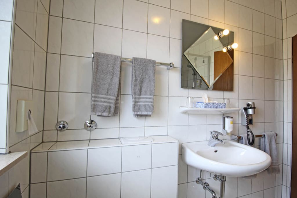 Badezimmer mit Dusche und WC