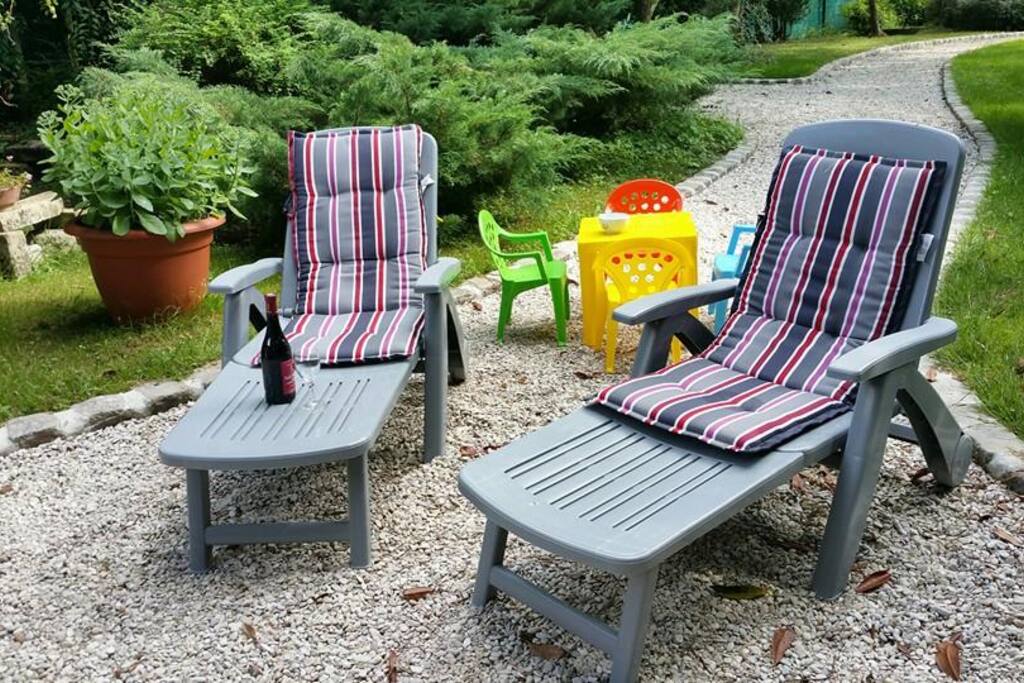 1000m² de jardin arboré privatif et un salon de jardin pour profiter des beaux jours !