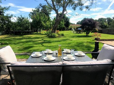 Gorgeous scenic home, 5 bdr, large garden, NEC