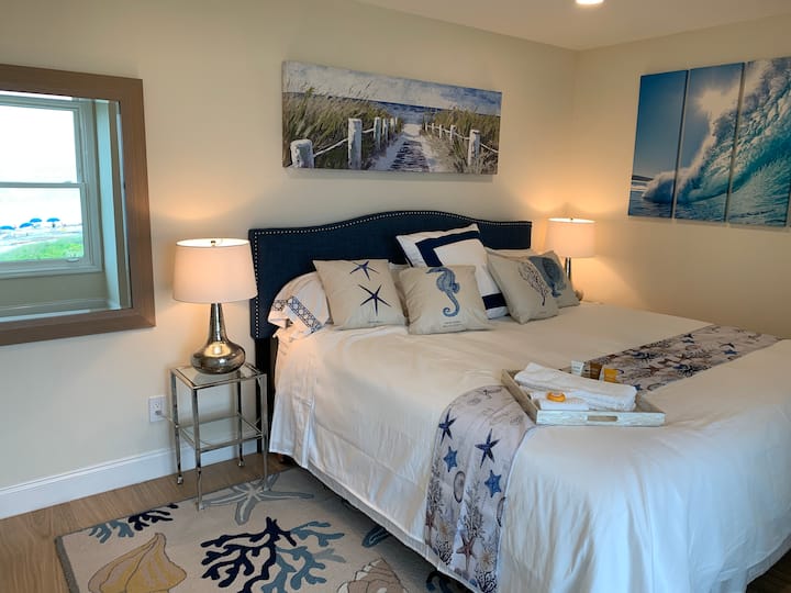 Легло тип Кинг с чисто ново най - високо качество матрак Sealy Top и луксозно спално бельо с 4000 броя на нишките.