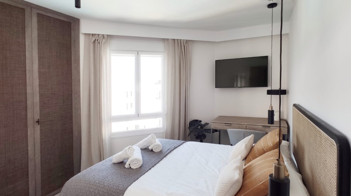 Glavna soba s velikim prozorom do bazena i borove šume