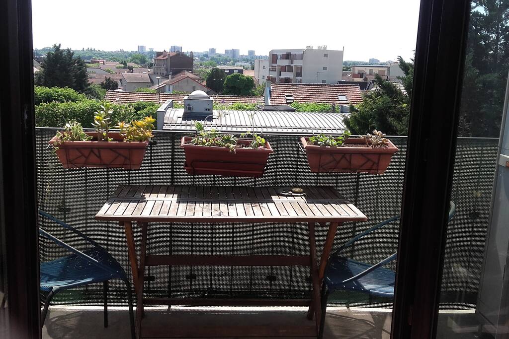 Le balcon avec sa petite table pour profiter du soleil