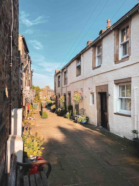 1700 Period cottage in the Heart of Old Addingham