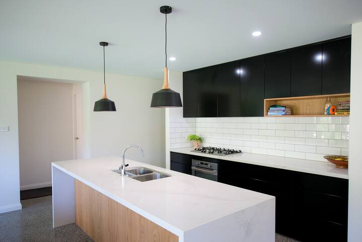 A welcoming family home, short stroll beaches gallery image 2