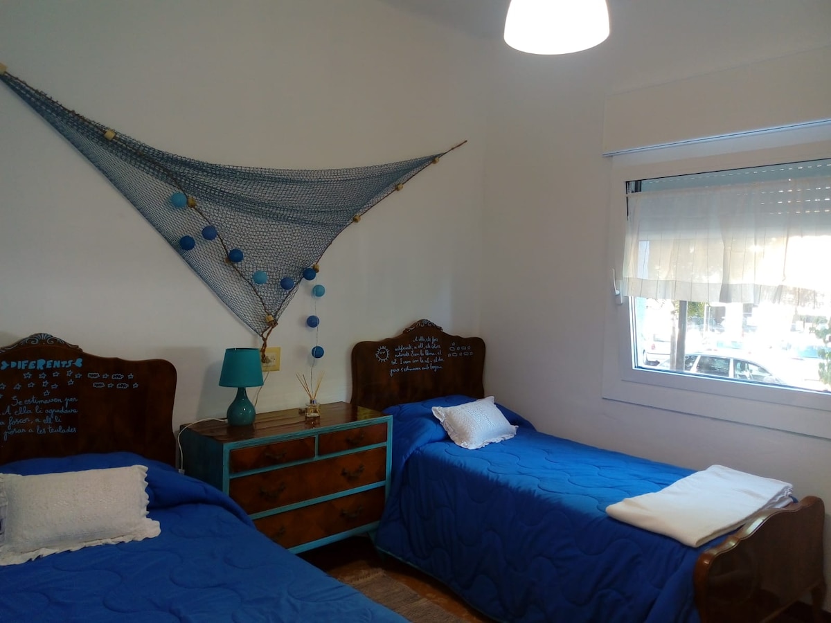 Modrá izba s 2 samostatnými lôžkami.