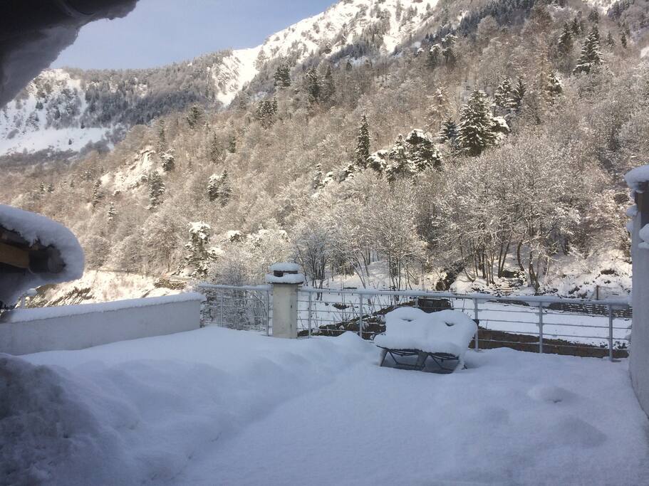 Terrasse sous la neige un jour de mars