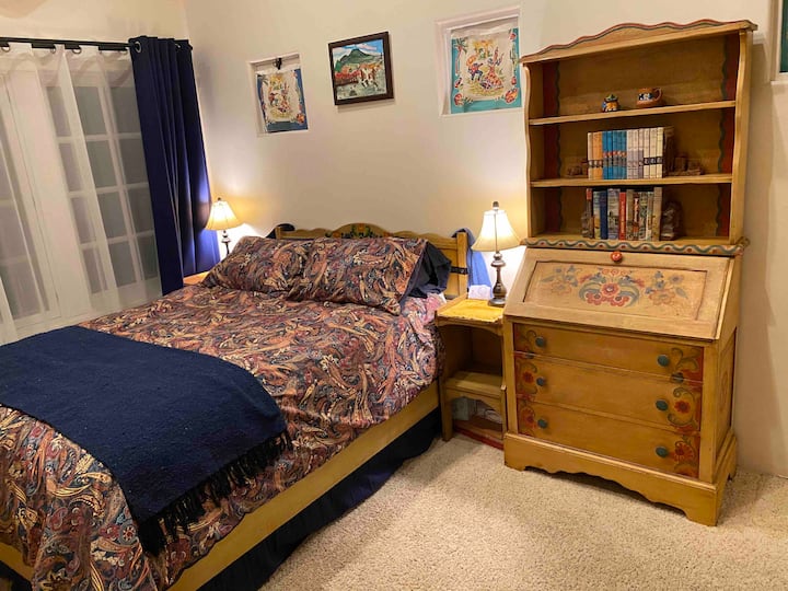 ห้องนอนสไตล์เม็กซิกันตะวันตกพร้อมเตียงควีนไซส์ Diamond ที่สะดวกสบายมาก ตู้เสื้อผ้า และผนังหินขนาด 14' 