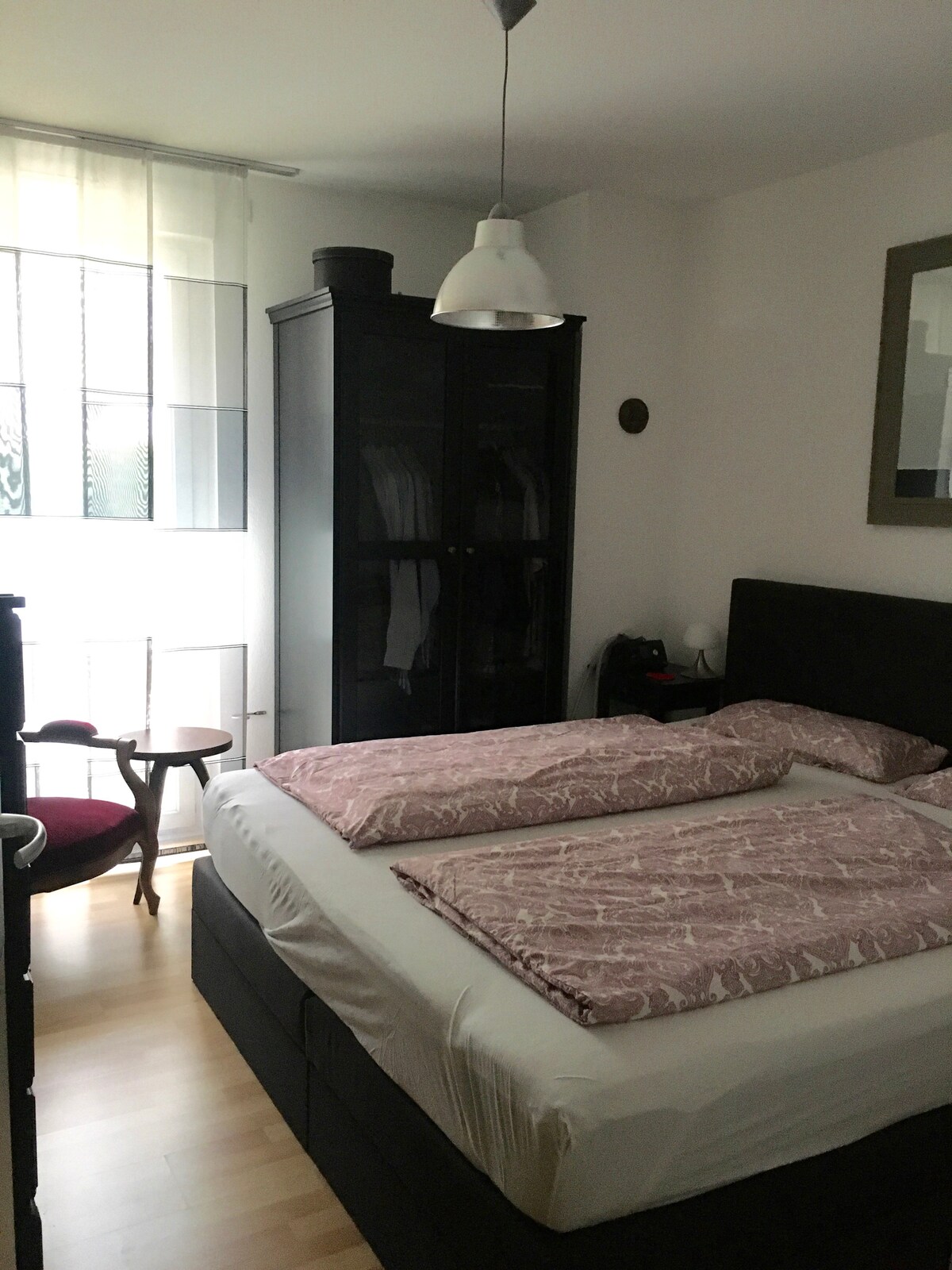 Chumba cha kwanza cha kulala kwa wazazi walio na kitanda kizuri sana cha sanduku la chemchemi  