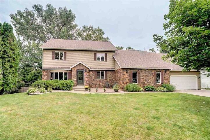 Airbnb Fitchburg Vacation Rentals Places To Stay