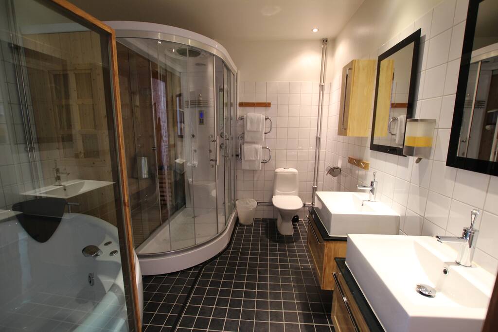 Toalett med Jacuzzi & bastu i fyrbäddrummet