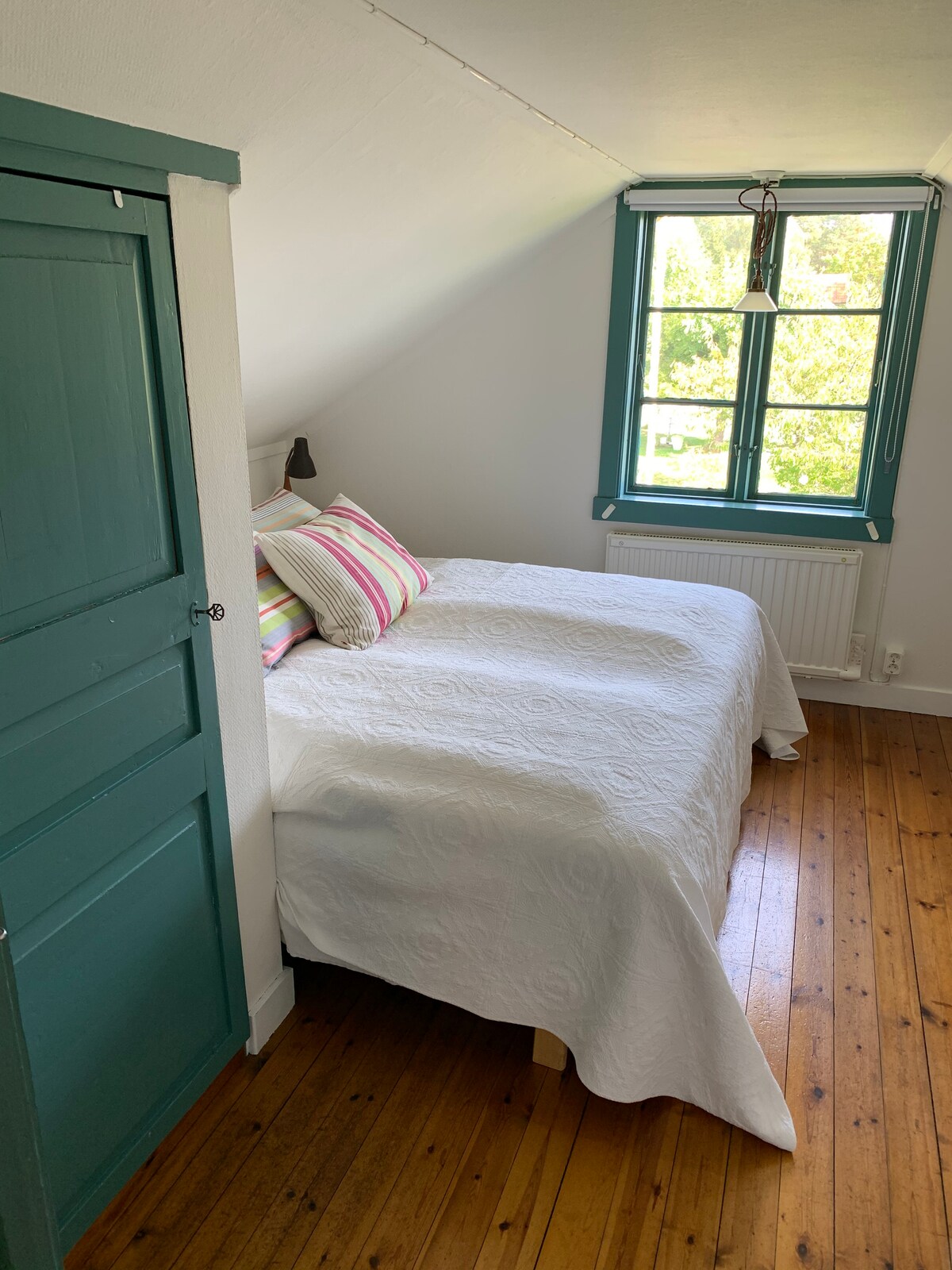 ห้องนอนพร้อมเตียงคู่ชั้นบนที่มีเพดานเอียง 