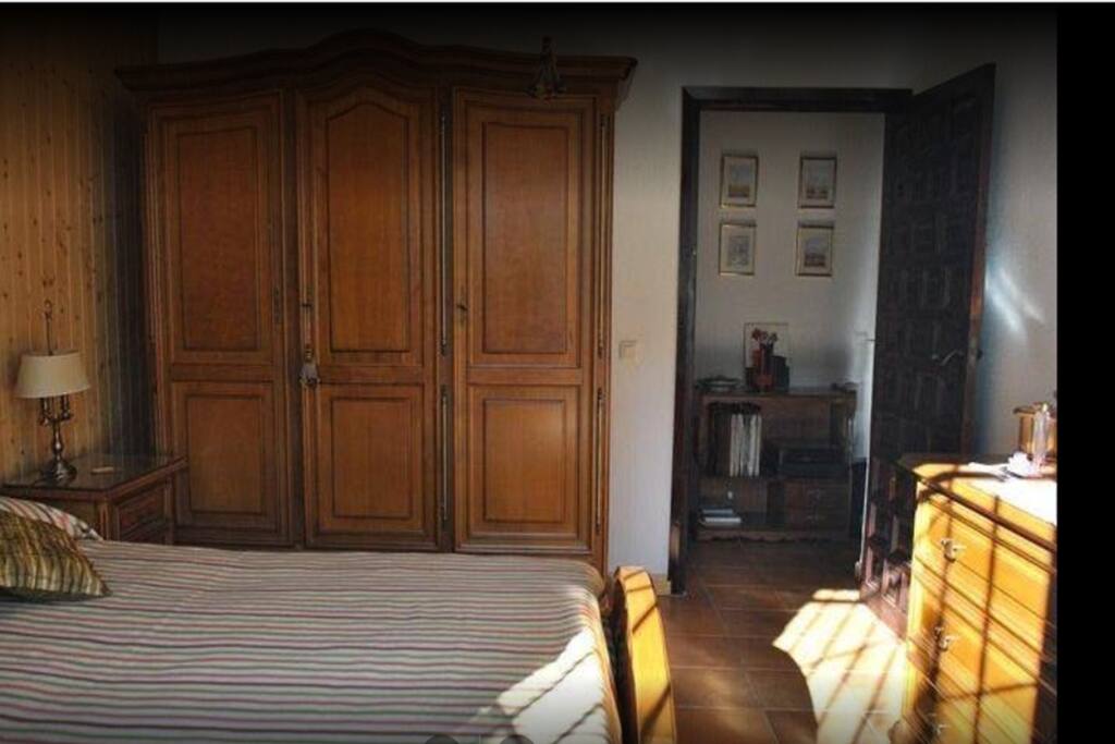 habitación principal con cama de matrimonio.