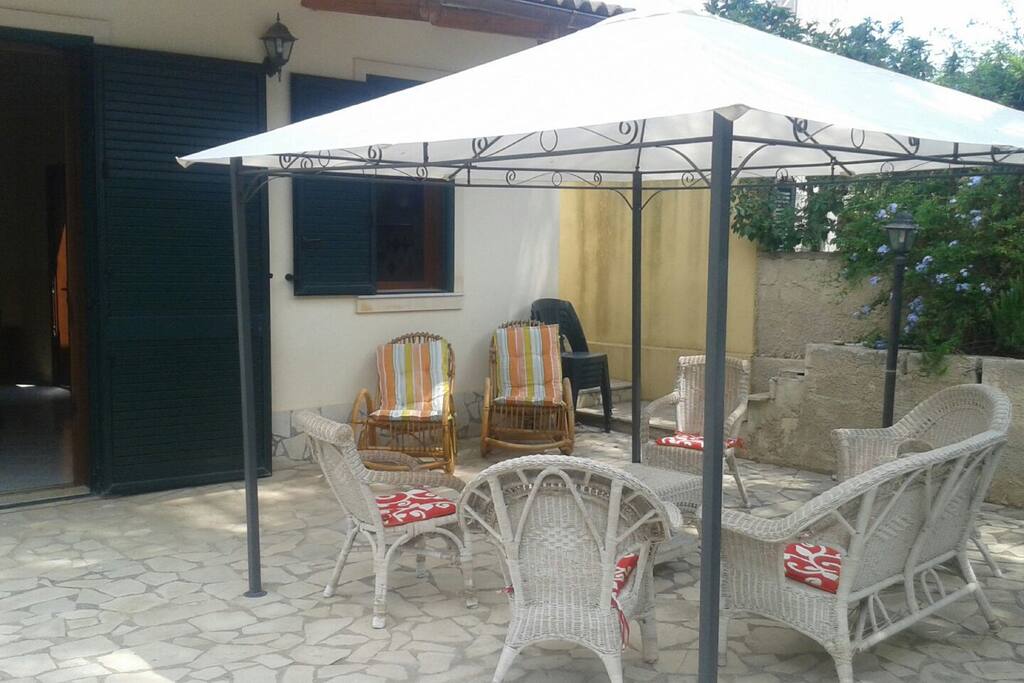 Veranda, gazebo, salotto per esterno