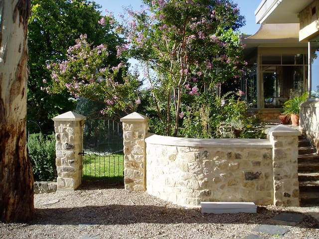 Charming, peaceful, leafy in the Hills - Blue Wren