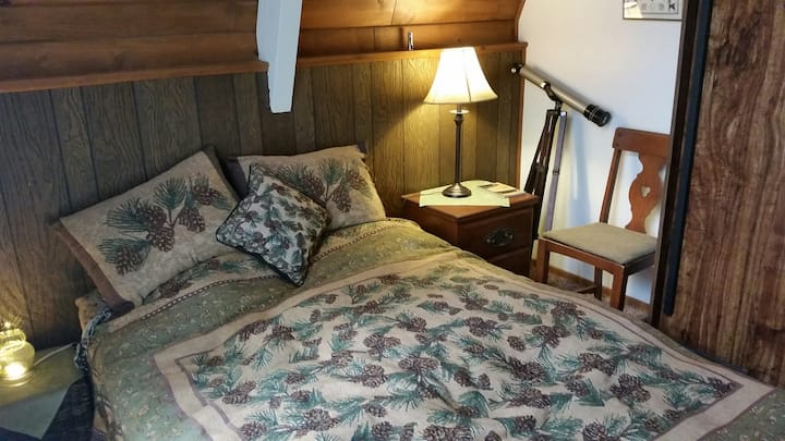 Hiki ni chumba cha kulala cha pili chenye starehe, pia chenye kitanda kipya cha Queen.