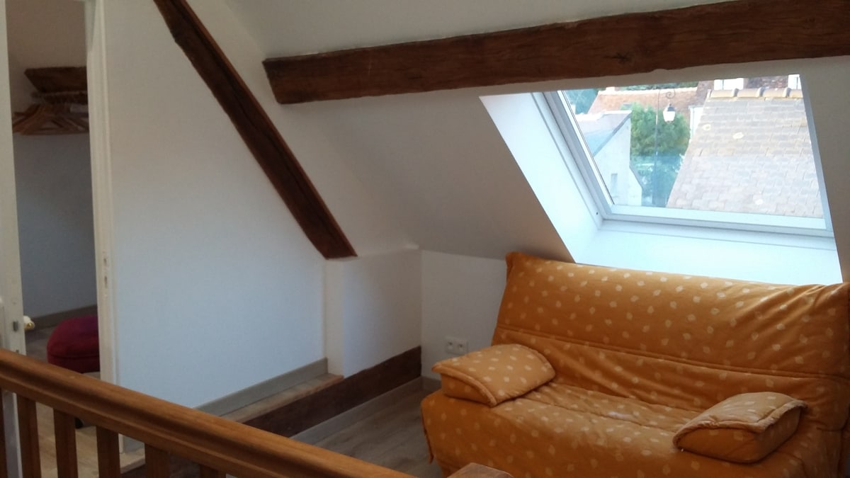 Освен това мезанинът и разтегателният диван (за да могат да се настанят до 7 души, ако е приложимо).