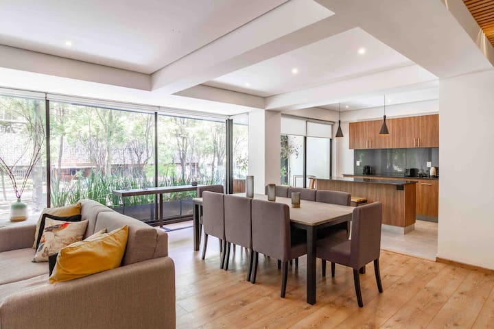 Outdoor Patio Luxury 3BD Apartment