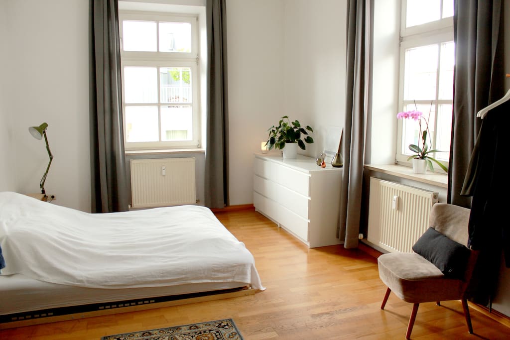 Schlafzimmer - gr. Bett