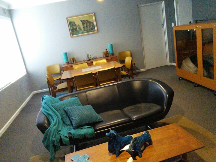 Private Room In Retro Heaven - Close To Train - North Sydney