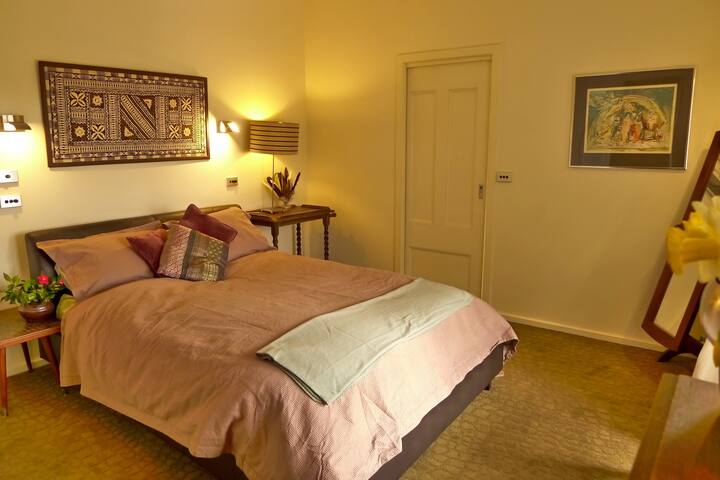 Მთავარი საძინებელი ორადგილიანი საწოლითა და კომპლექტით. 