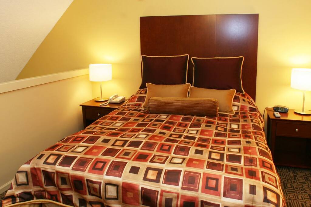 Main Bedroom (Upper Mezzanine) with Queen Bed, Cable TV, Full Ensuite and private Sauna.