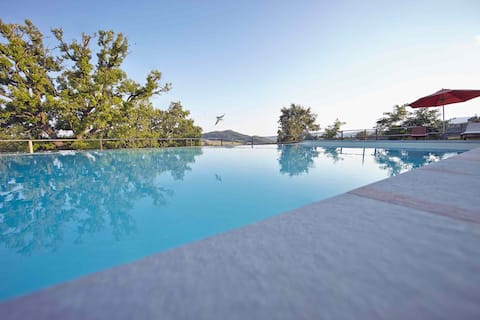 Stone Villa: view, pool, bbq, a/c ensuite bedrooms