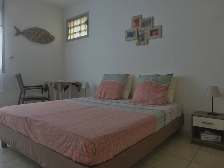 ห้องนอนมีเครื่องปรับอากาศมองเห็นสวน