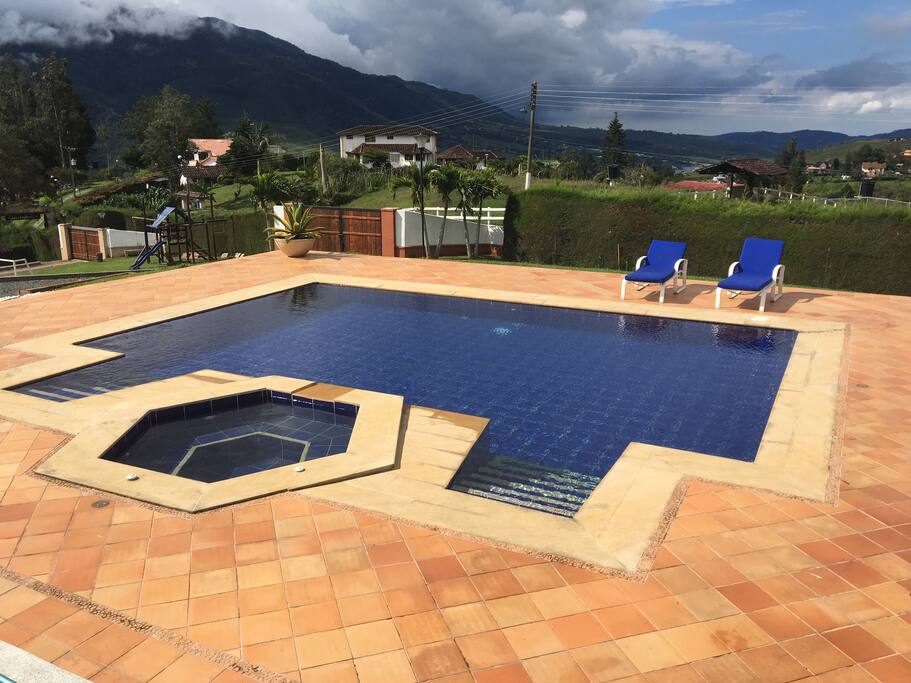 Piscina climatizada con valor adicional por prender la calefacción.