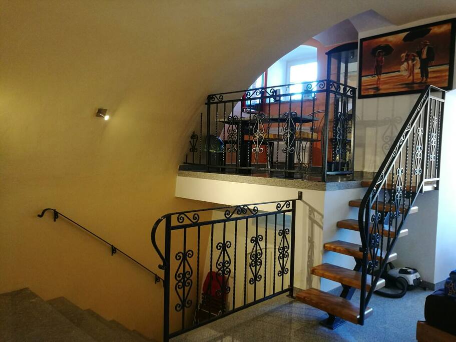 Empore mit "Küchenelementen" und Ausgang zum Burgwall ( Steintreppe )