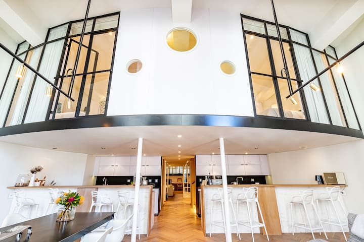 Luxurious, modern, artsy, fully fitted home!