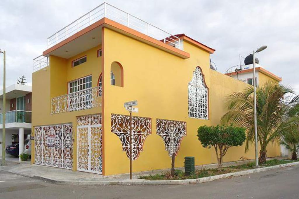Amplia casa, con magnífica luz natural, amplias, agradables y elegantes recámaras