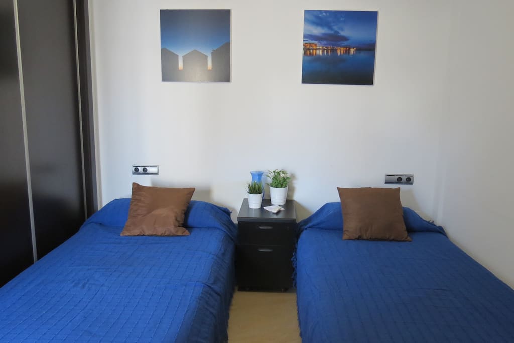 Habitación 1. Room 1.
Air conditioning and free WIFI.
Spacious wardrobe.
2 single beds.
Access to terrace.
