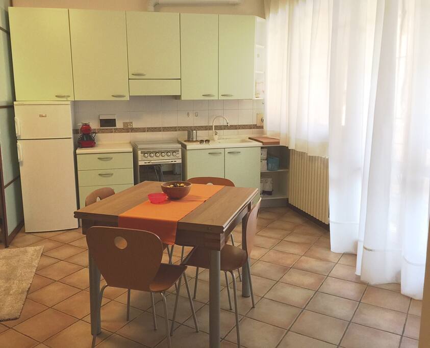 Spazio cucina con tavolo in legno allungabile