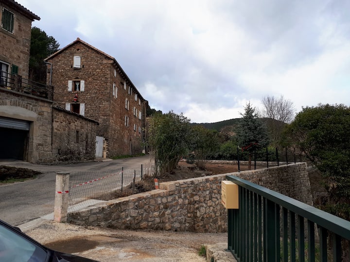 Ardèche Du Sud, Joli Hameau En Pierre, Paisible - Les Vans